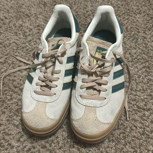 Gazelle Bold women’s size 5.5, worn 2 times, like new condition!